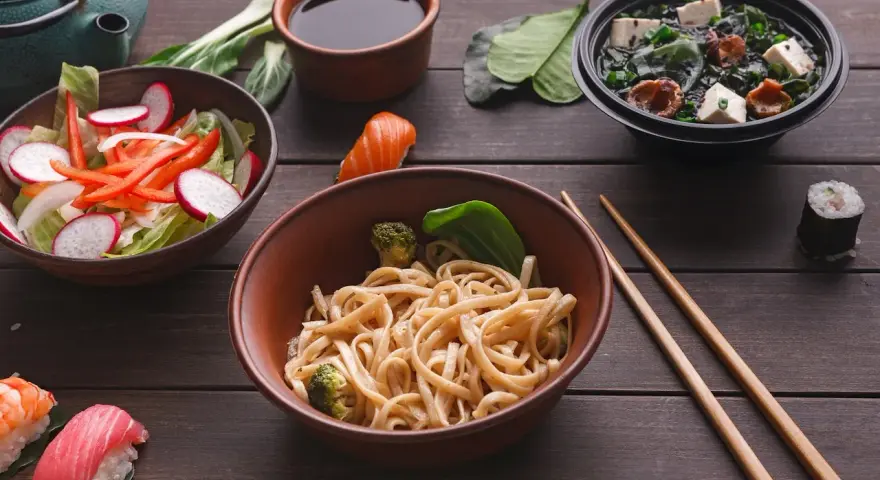 Sos sojowy do czego? Do makaronu z brokułami, zupy miso, sałatki z rzodkiewką i sushi. Pyszny azjatycki posiłek.