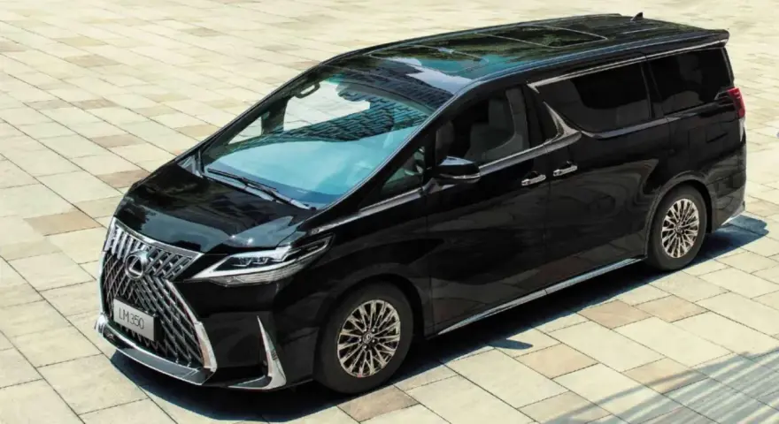 Elegancki, czarny Lexus LM 350h lśni na tle jasnej kostki brukowej.
