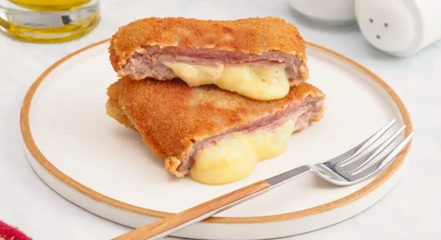 Dos deliciosos cordon bleu Francia, crujientes por fuera y con queso fundido desbordándose. ¡Un manjar!