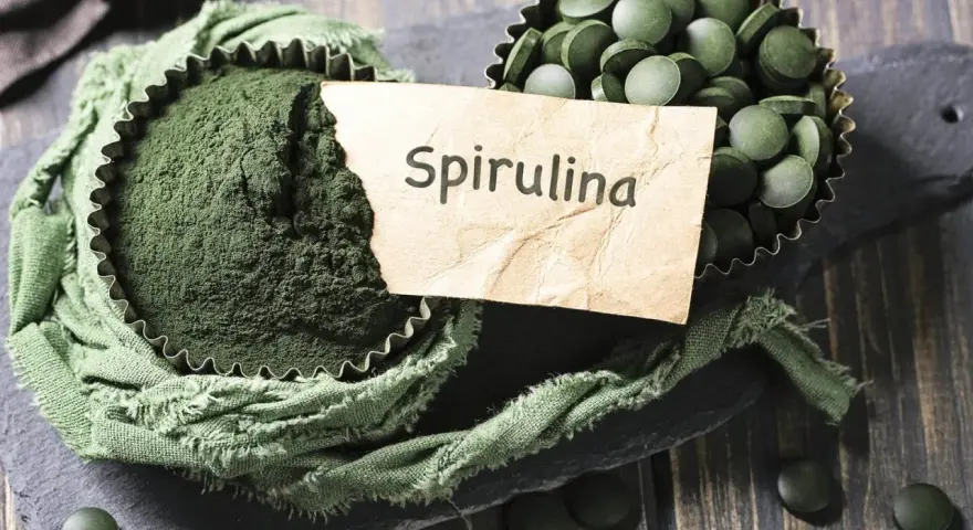 Proszek i tabletki spiruliny, naturalny sposób na wzmocnienie włosów.