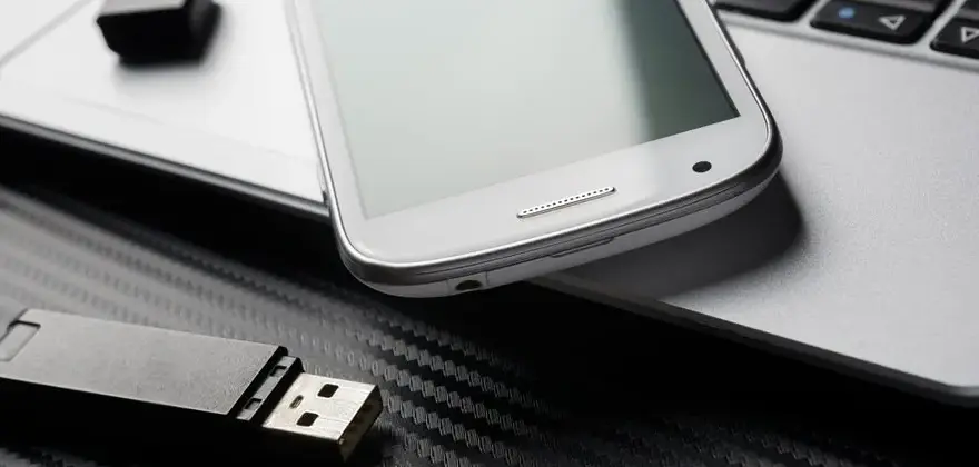 Jak podłączyć pendrive do telefonu bez OTG i uniknąć problemów z transferem