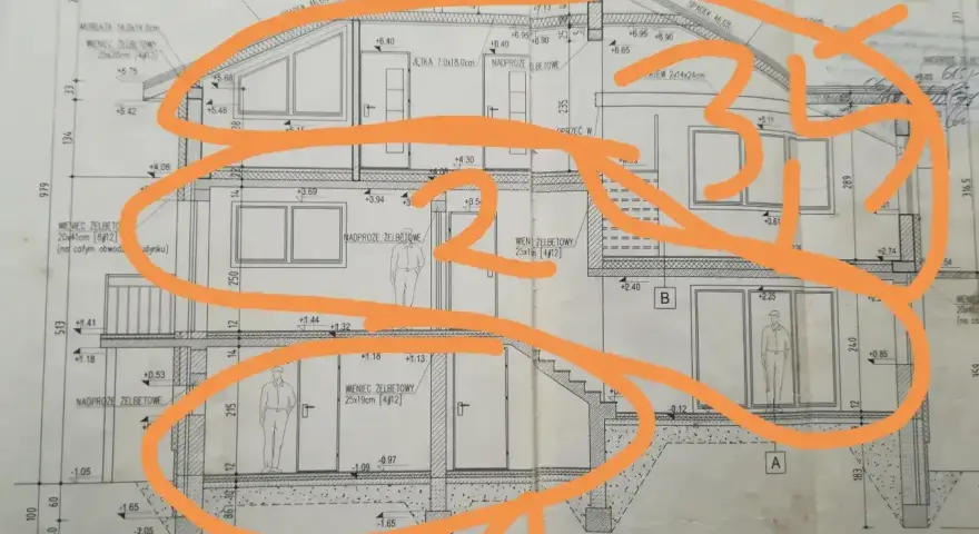 Przekrój przez budynek z zaznaczoną powierzchnią zabudowy, widoczne fundamenty, ściany i stropy.