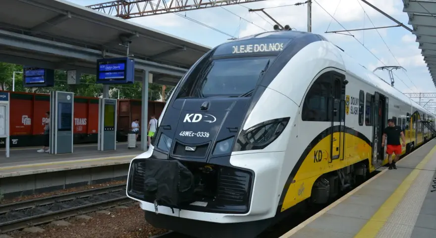 Nowoczesny pociąg KD "Koleje Dolnośląskie" czeka na pasażerów. Czy to ten pociąg do Zielonej Góry?
