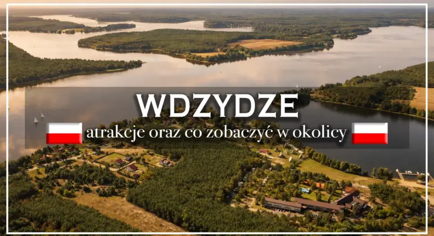 Malownicze jezioro Wdzydze z wyspami i lasami. Widok z lotu ptaka na letniskowe domki i żaglówki.