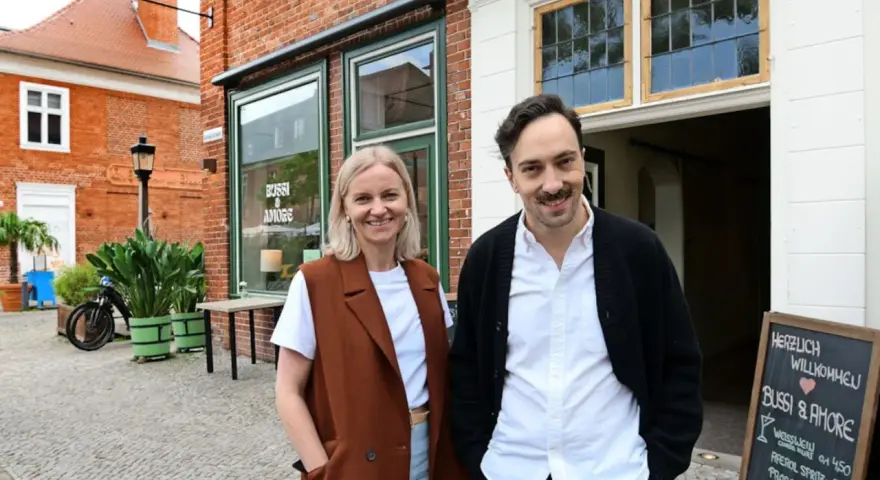 Zwei Personen vor dem "Bussi & Amore" im Holländischen Viertel Potsdam.