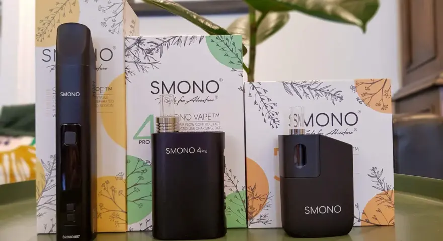 Tres vaporizadores negros de la marca Smoant, junto a sus cajas con diseños botánicos, listos para la aventura.