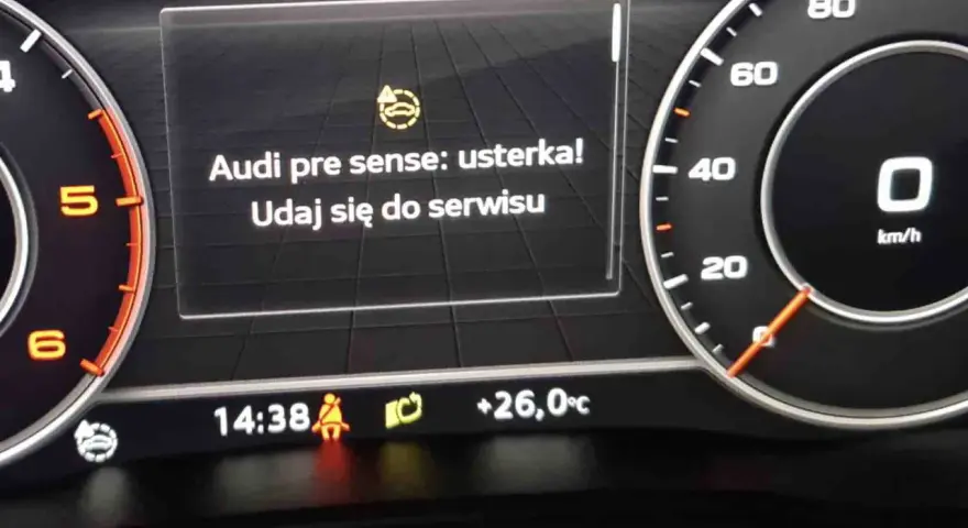 Na desce rozdzielczej Audi komunikat "Audi pre sense: usterka! Udaj się do serwisu" informuje o awarii systemu.