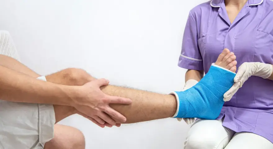 Złamanie kostki bocznej: Skuteczna rehabilitacja i ćwiczenia krok po kroku