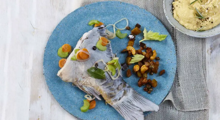 Gegrillter Karpfenkopf mit karamellisierten Nüssen und Rosmarin-Polenta. Was isst man zu Karpfen? Hier eine köstliche Variante!
