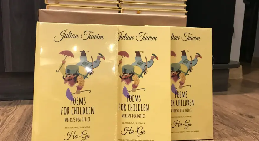 Trzy żółte książki z ilustracją postaci z parasolką, zatytułowane "Poems for Children".
