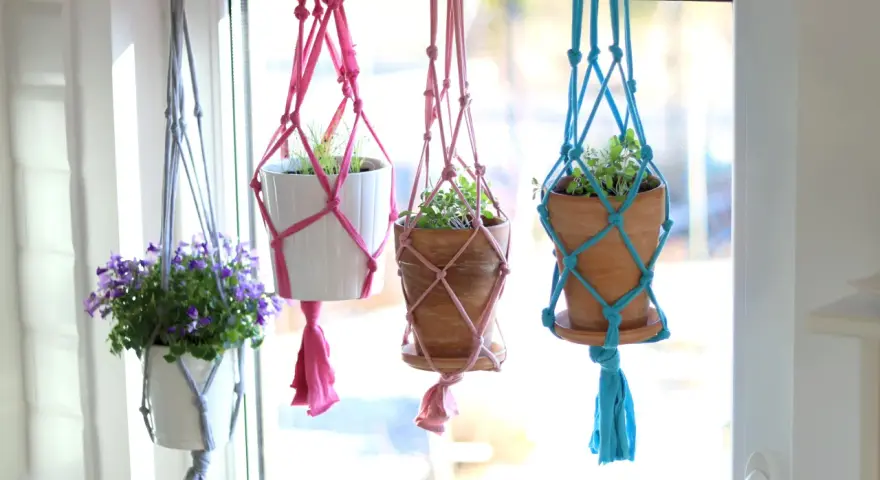 Kwietnik na ścianę DIY: Makrama, drewno, loft krok po kroku