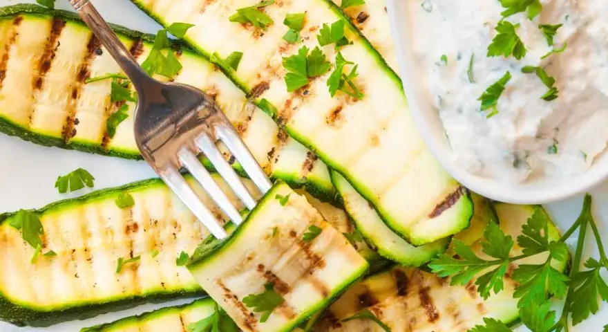 Calabacín a la plancha con un toque de perejil fresco, servido con una cremosa salsa de yogur. ¡Un plato ligero y delicioso!