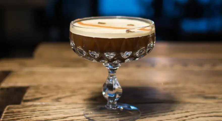 Elegancki Espresso Martini z pianką i cynamonem, czy może Irish Coffee? Ten drink wygląda kusząco.