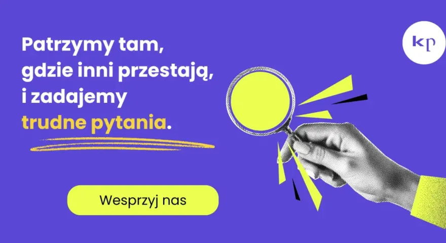 Dłoń z lupą bada społeczeństwo, zadając trudne pytania. To esencja socjologii.