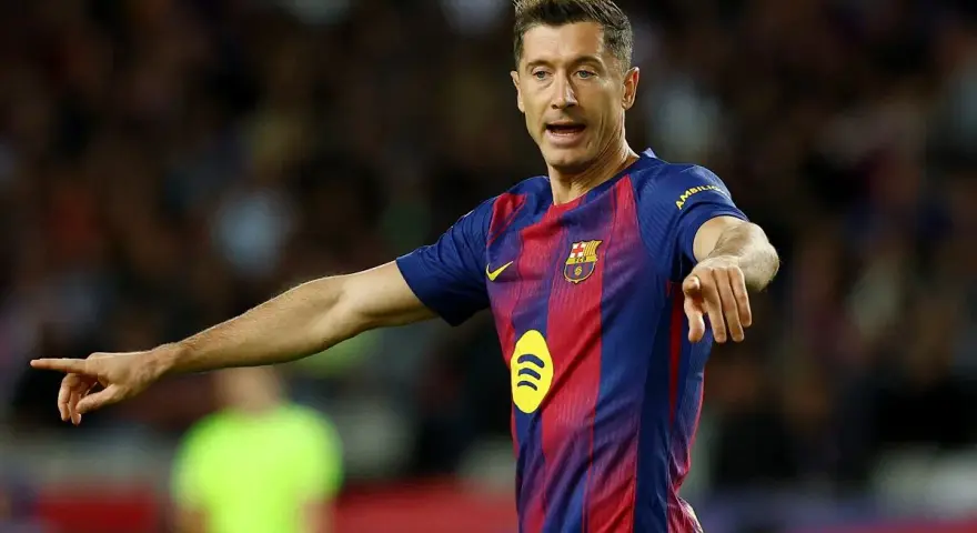 Robert Lewandowski w koszulce FC Barcelony. Grał w klubach takich jak Borussia Dortmund, Bayern Monachium, a teraz w Barcelonie.