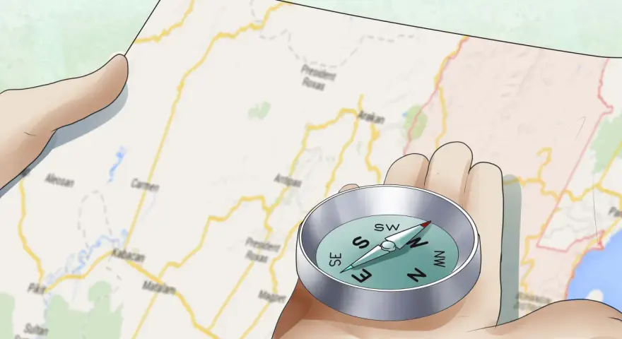 Mani che tengono una mappa e una bussola, per capire cos'è l'orienteering e come orientarsi.