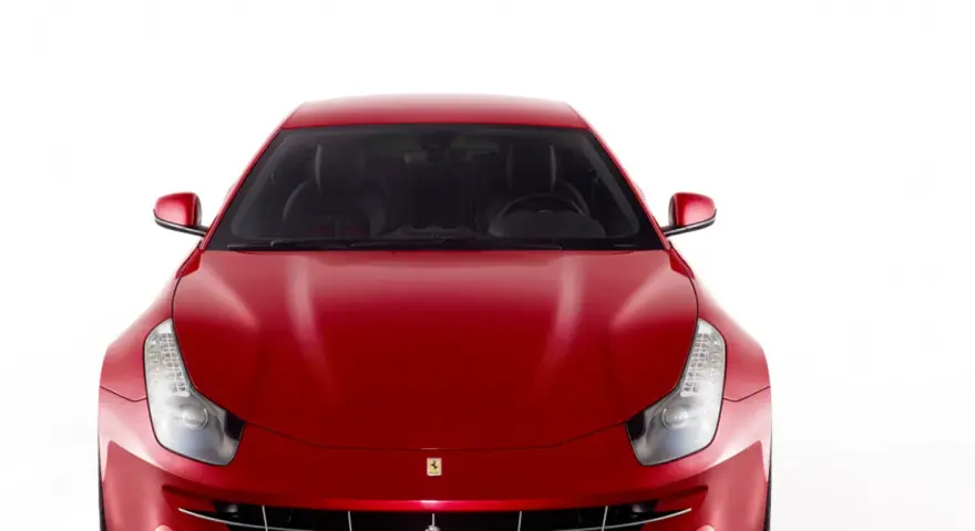 Czerwone Ferrari FF z przodu, z widocznymi reflektorami i grillem.