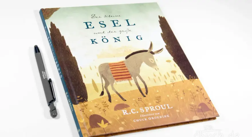 Der kleine Esel und der große König, inspiriert von Sacharja 9,9. Ein Buchcover mit einem Esel, der eine Decke trägt, und zwei Bäumen.