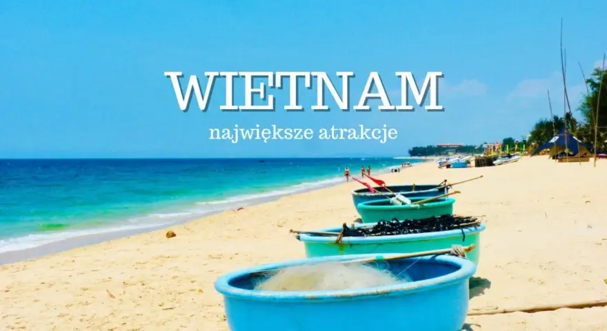 Wietnam wakacje: okrągłe łodzie rybackie na piaszczystej plaży, turkusowe morze i błękitne niebo.