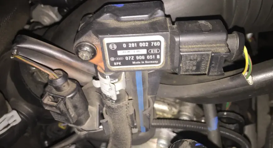 Czujnik ciśnienia doładowania Audi A6 C6 3.0 TDI, o numerach 07Z 906 051 B, znajduje się w okolicach kolektora dolotowego.