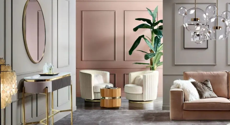 Un salotto elegante con pareti rosa antico e oro, divano in velluto, poltrone soffici e un tavolino in legno.