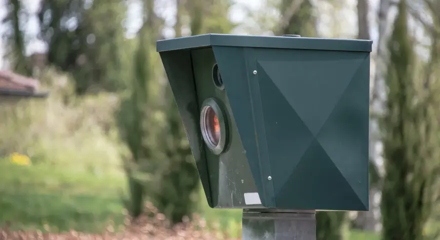 Fotoradar czeka na kierowców. Zastanawiasz się, po jakim czasie przychodzi mandat z fotoradaru? Czas oczekiwania bywa różny.