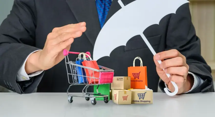 Biznesmen chroni zakupy online parasolem, symbolizując brak znamion czynu zabronionego w handlu.