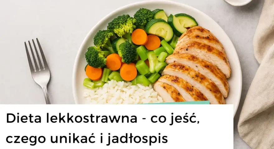 Talerz z grillowanym kurczakiem, ryżem i warzywami. Idealny posiłek dla osób szukających informacji o diecie lekkostrawnej.