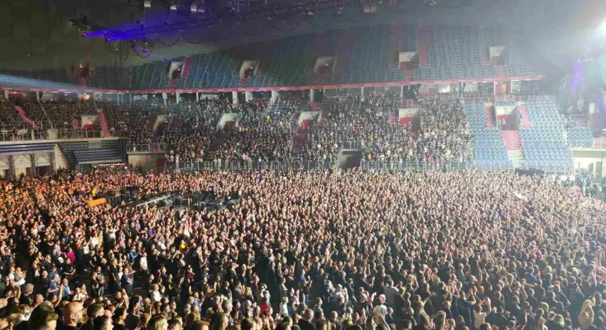 Tłum fanów na koncercie w Krakowie, prawdopodobnie Justin Timberlake.