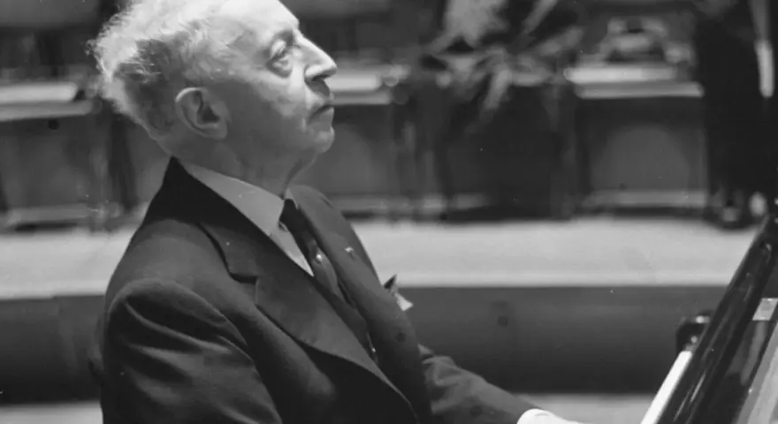 Artur Rubinstein, mistrz fortepianu, w skupieniu grający. Ciekawostki o jego życiu i karierze są fascynujące.