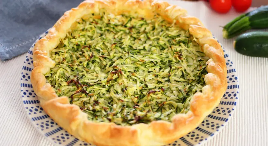 Torta salata con zucchine e ricotta, un piatto gustoso e leggero, perfetto per ogni occasione.