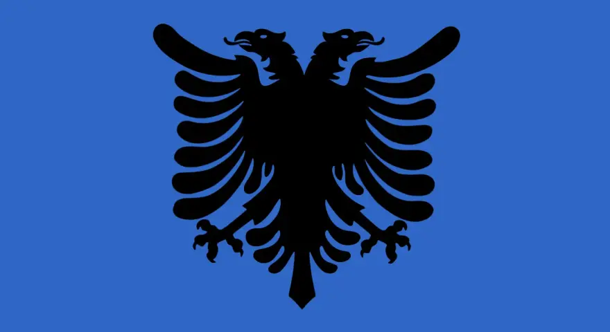Czarny dwugłowy orzeł na niebieskim tle – to godło Albanii, symbol wolności i suwerenności.