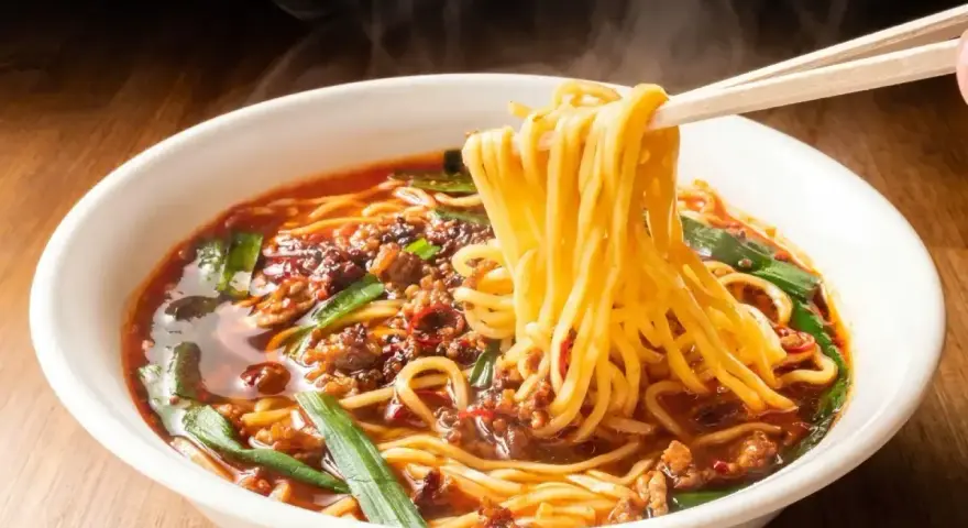 Gorące, parujące kluski unoszone pałeczkami z miski pełnej aromatycznego bulionu z mięsem i szczypiorkiem. Tak smakuje ramen!