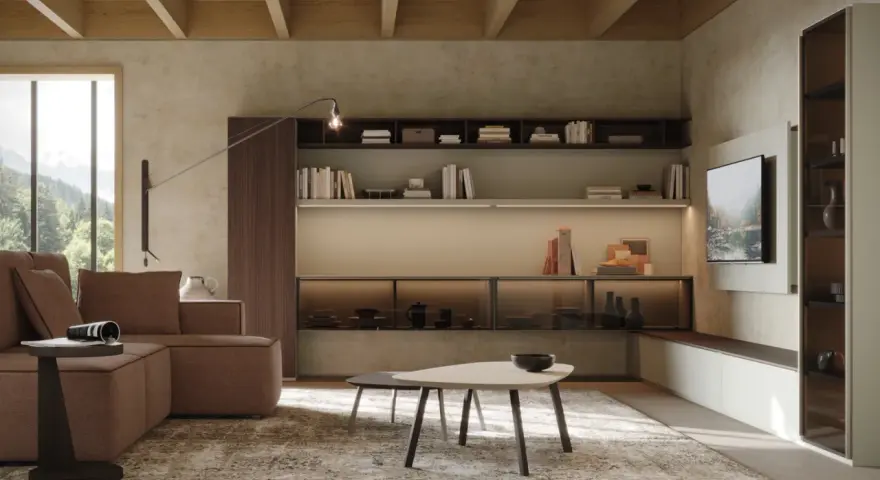 Soggiorno moderno con divano marrone, tavolini e libreria a parete. Le pareti in **colori neutri per pareti** creano un'atmosfera rilassante.
