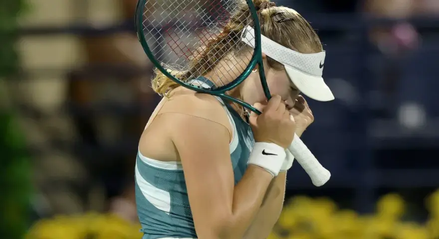 Tenisistka po przegranym punkcie na korcie w Dubaju, marząc o zwycięstwie w turnieju tenis dubaj 2025.