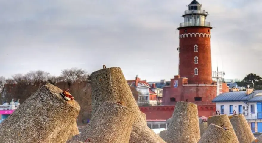 Ile schodów ma latarnia morska w Kołobrzegu? Przygotuj się na wspinaczkę!