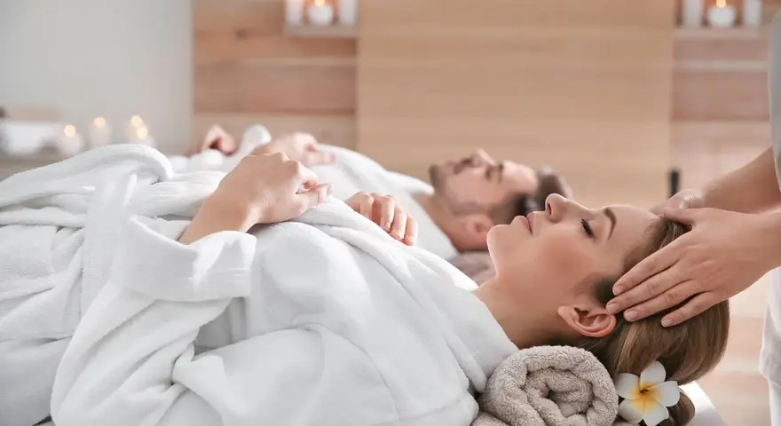 Para radzi sobie z objawami stresu przedślubnego, relaksując się na masażu. To sposób na zachowanie spokoju i cieszenie się dniem ślubu.