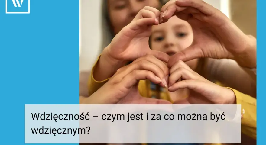 Dłonie tworzące serce symbolizują miłość i więź. Warto doceniać te chwile, bo za wiele można być wdzięcznym.