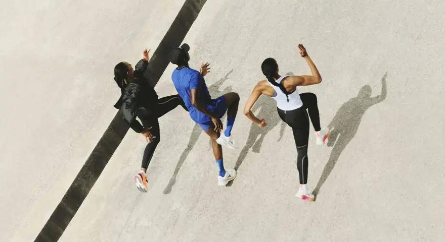 Tres corredores entrenan juntos, preparándose para las medias maratones España.