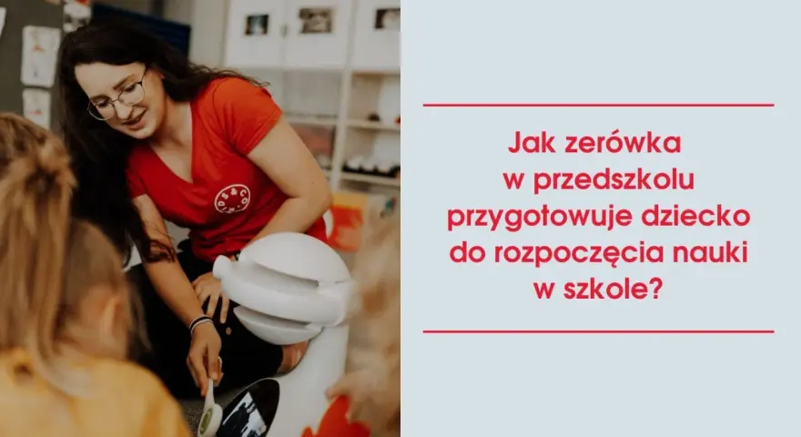 Nauczycielka z zerówki pokazuje dzieciom robota. Zerówka przygotowuje do szkoły.