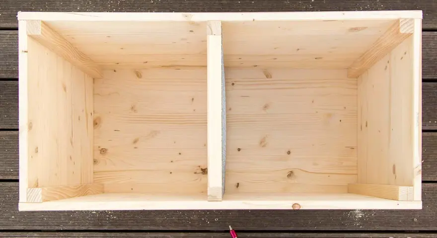 Holzkiste mit zwei Fächern, bereit zum wurmkiste selber bauen.
