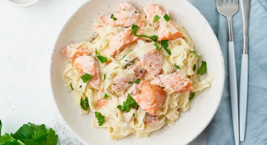 Pasta con salmón y nata cremosa: Receta de chef, ¡sin fallos!