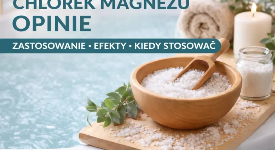 Chlorek magnezu w misie, obok świecy i ręcznika. Woda w wannie tworzy relaksującą atmosferę.