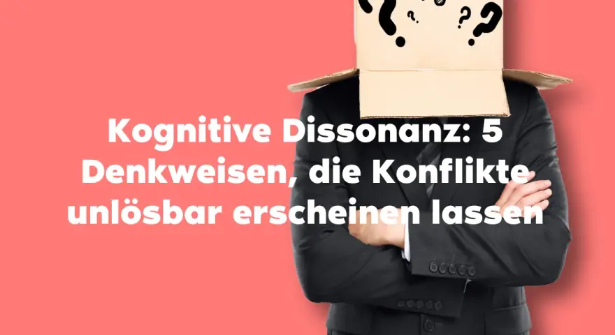 Mann mit Karton über dem Kopf, voller Fragezeichen. Kognitive Dissonanz: 5 Denkweisen, die Konflikte unlösbar erscheinen lassen.