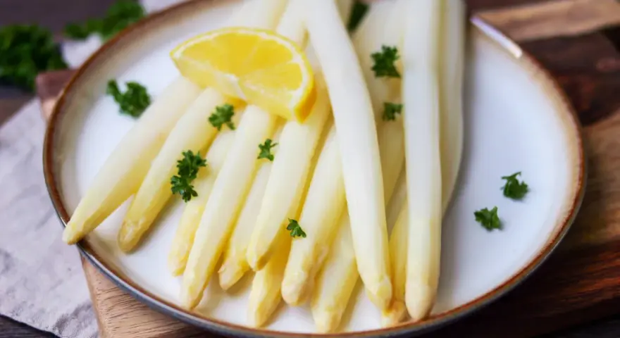 Gekochter weißer Spargel mit Zitrone und Petersilie. Spargel kochen wie lange? Perfekt gegart, zart und köstlich.