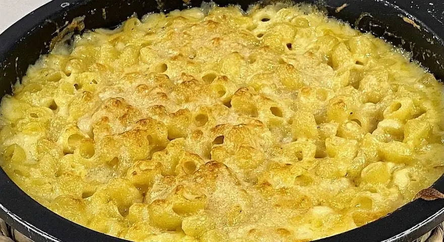 Macarrones con queso horneados hasta dorar, burbujeantes y deliciosos.