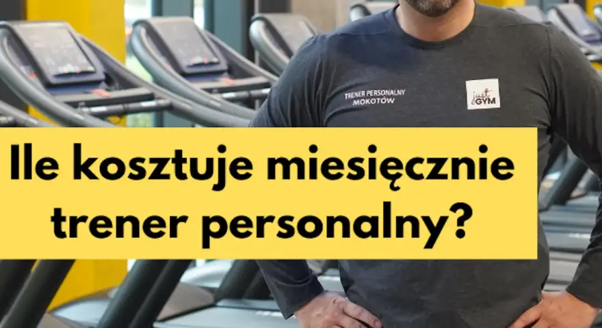 Mężczyzna w koszulce z napisem "TRENER PERSONALNY" stoi na tle bieżni. Żółty prostokąt z tekstem: "Ile kosztuje miesięcznie trener personalny?".