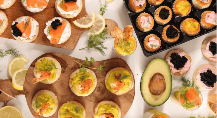 Leckeres Party-Essen: Canapés mit Lachs, Kaviar, Garnelen und Avocado. Ein Fest für die Sinne!