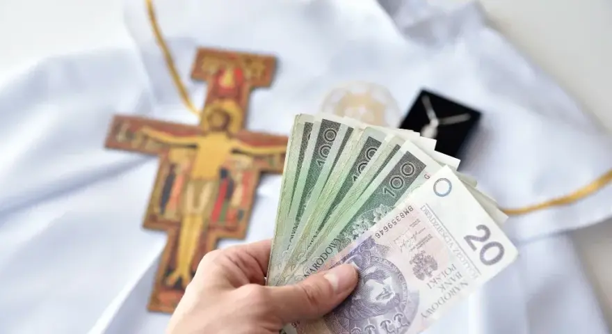 Ile dać na komunie jako gość, aby nie popełnić błędu?