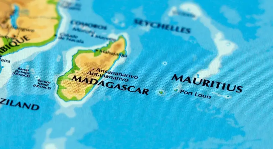 Mapa pokazuje, gdzie leży Mauritius, na wschód od Madagaskaru, w Oceanie Indyjskim.